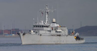 Un navire de la Marine va tenter de localiser l'épave du chalutier français coulé samedi au large de l'Angleterre.