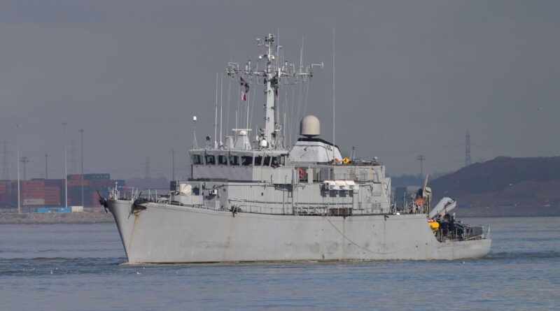 Un navire de la Marine va tenter de localiser l'épave du chalutier français coulé samedi au large de l'Angleterre.