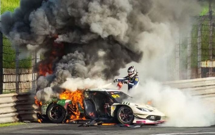« Un pilote sort de sa voiture en pleine course pour sauver son collègue des flammes »