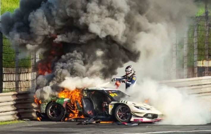 « Un pilote sort de sa voiture en pleine course pour sauver son collègue des flammes »