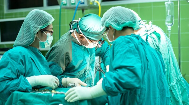 Un sexagénaire bat un record en survivant 271 jours avec un rein de porc.