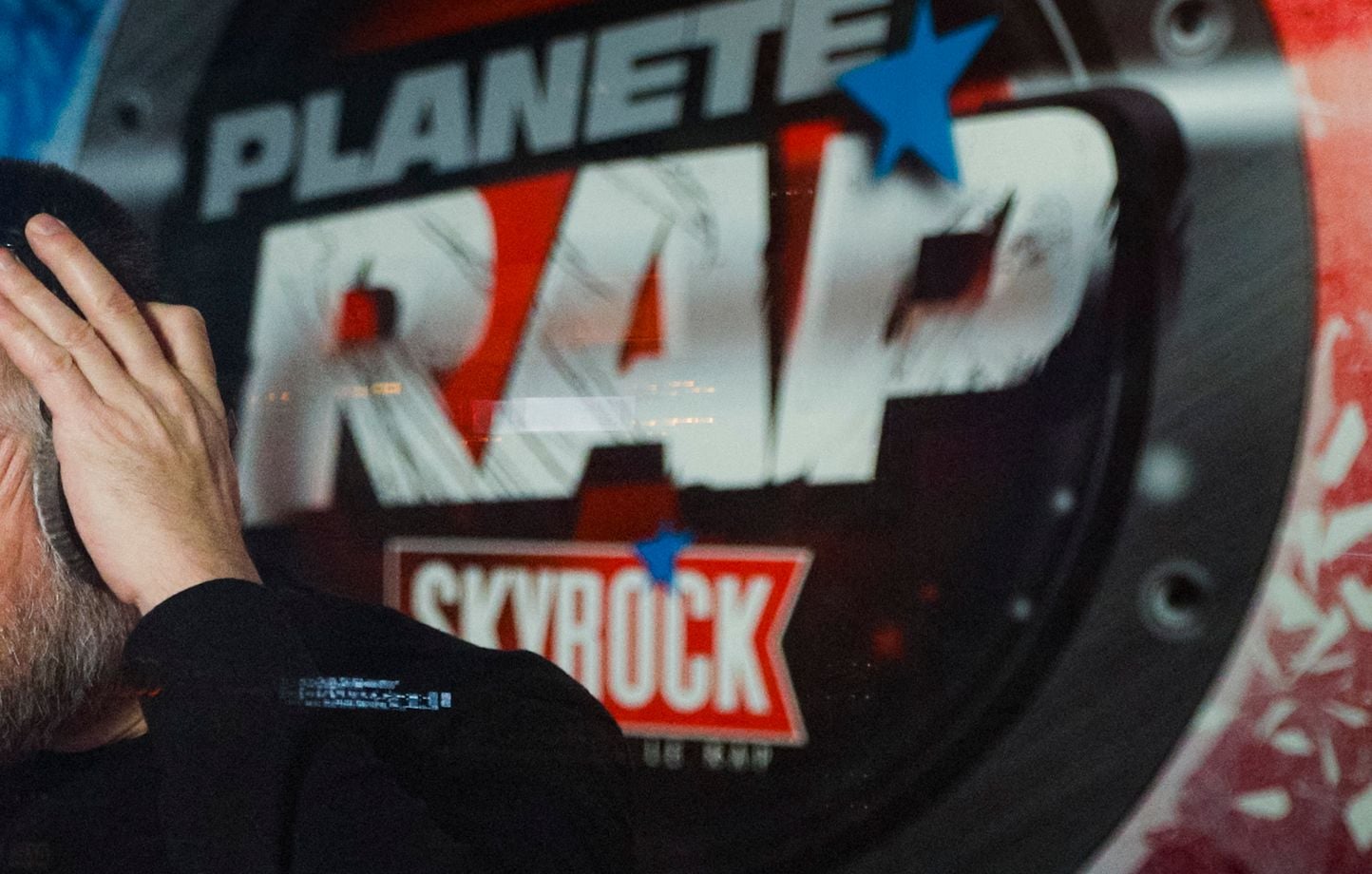 Victime d'un homejacking, un cadre de Skyrock attaque KZS pour cyberharcèlement.