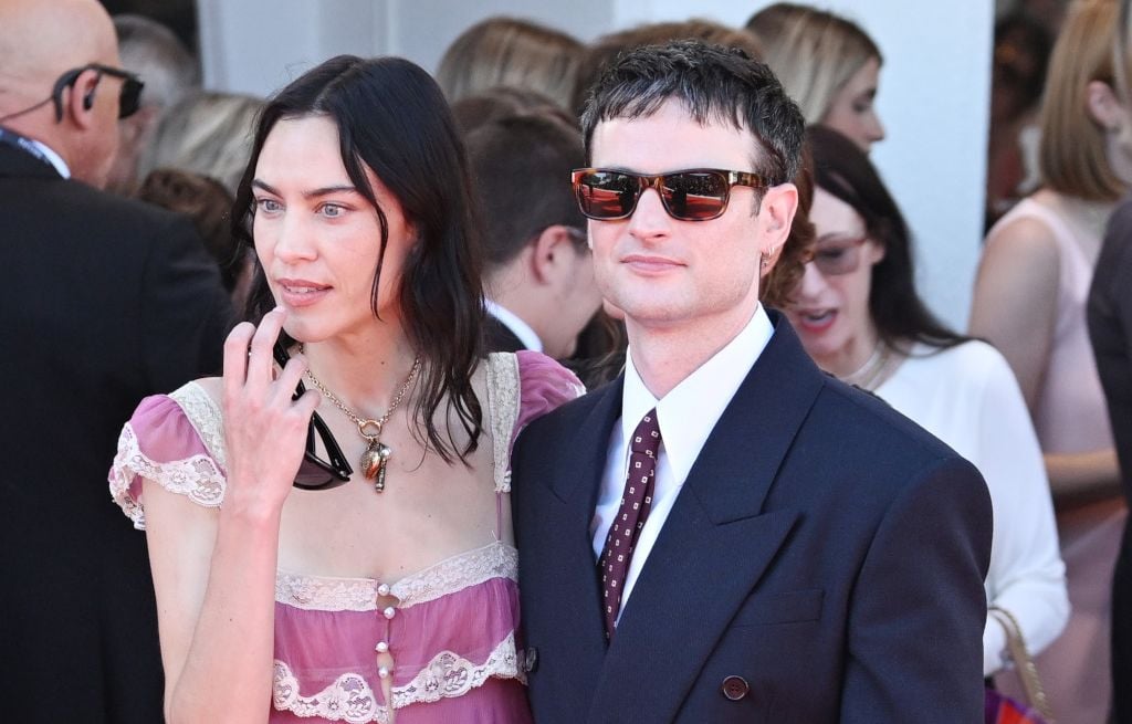 Alexa Chung confirme ses fiançailles avec Tom Sturridge et évoque sa bague Tudor