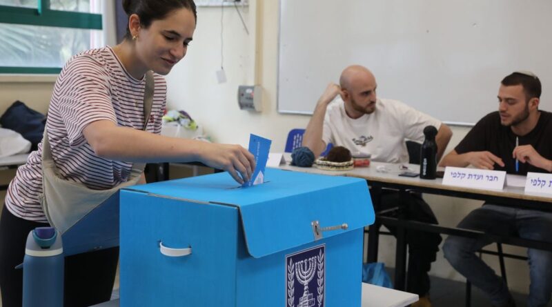 Élections législatives en Israël : le bloc d’opposition à Benyamin Netanyahou légèrement en tête, sans majorité, selon les premiers sondages à la sortie des urnes