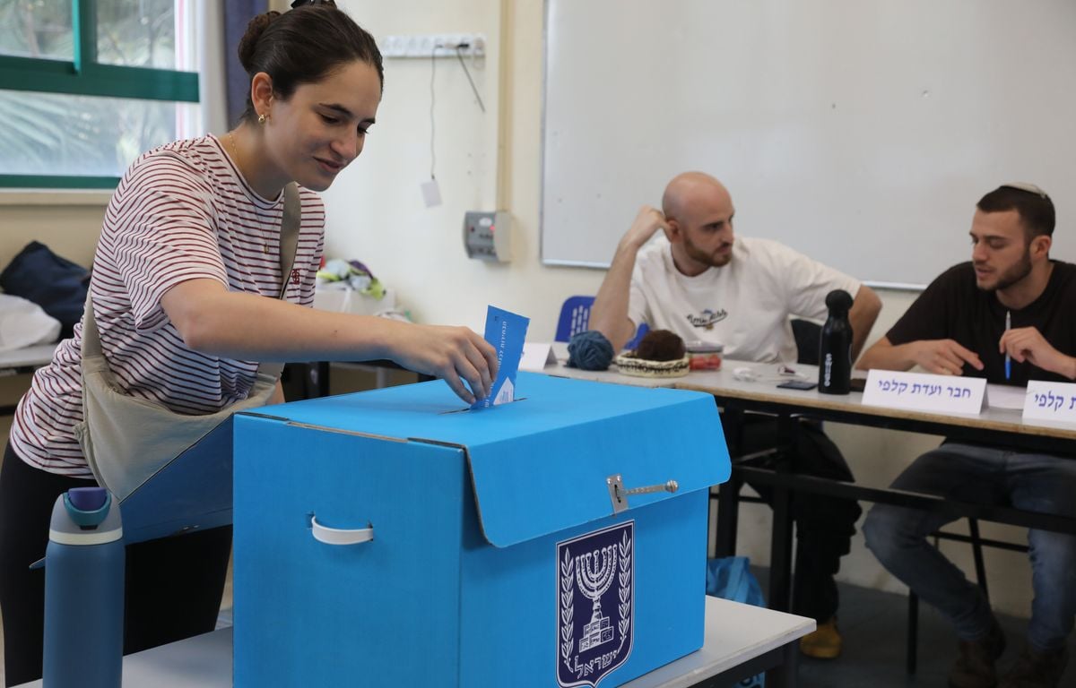 Élections législatives en Israël : le bloc d’opposition à Benyamin Netanyahou légèrement en tête, sans majorité, selon les premiers sondages à la sortie des urnes
