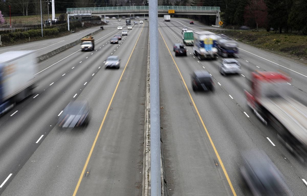 États-Unis : un sexagénaire meurt percuté sur l’autoroute en venant aider sa fille en panne à San Diego