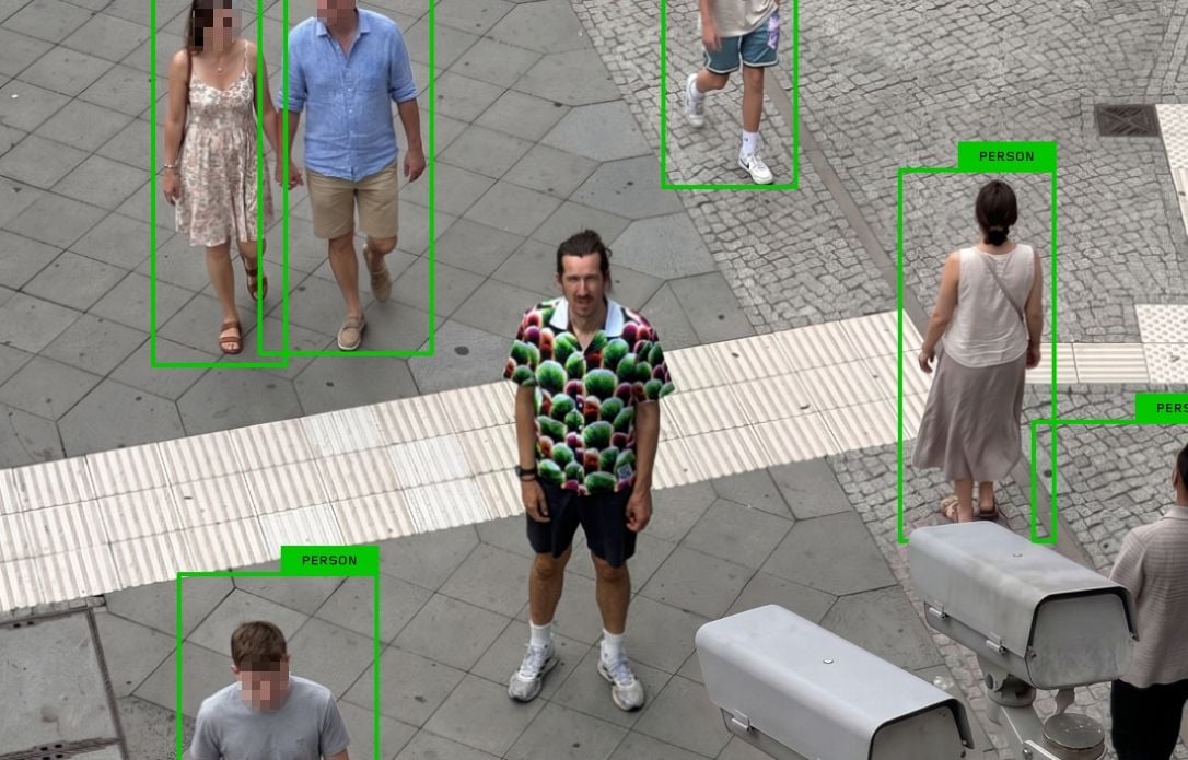 Mobilisation du 17 octobre : les vêtements anti-IA camouflent-ils les manifestants de la surveillance algorithmique
