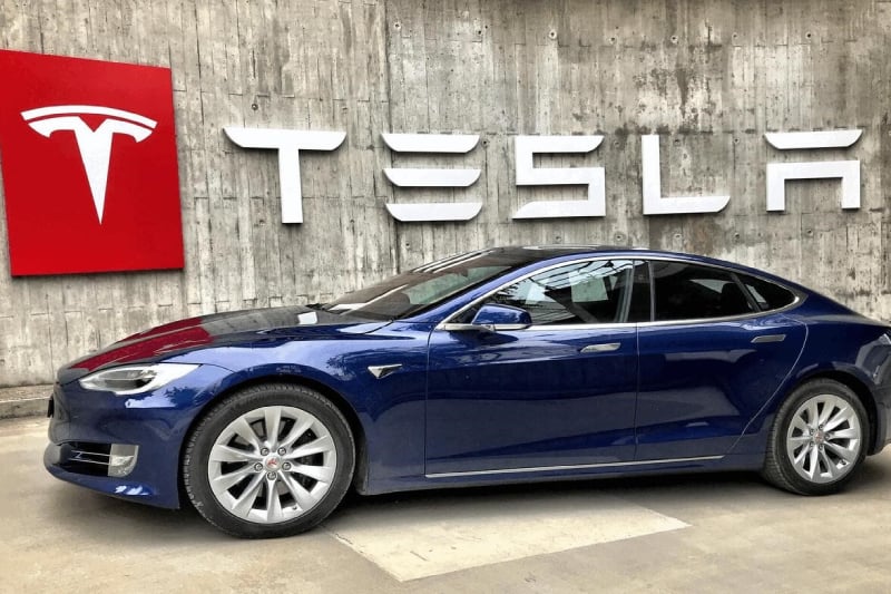Tesla voit son bénéfice reculer au troisième trimestre et mise sur l’IA